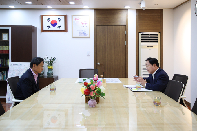 주광덕 남양주시장(오른쪽)이 오후석 경기도 행정2부지사를 만나 2개월여 개통 늦어진 국지도 98호선 등 지역현안의 조속한 추진을 건의하고 있다. (사진=남양주시 제공)