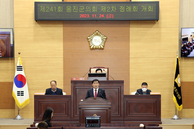 지난 24일 문경복 옹진군수가 옹진군의회에서 열린 제2차 정례회에 참석해 2024년도 군정운영과 예산편성 방향에 시정연설을 하고 있다. ( 사진 = 옹진군 제공 )
