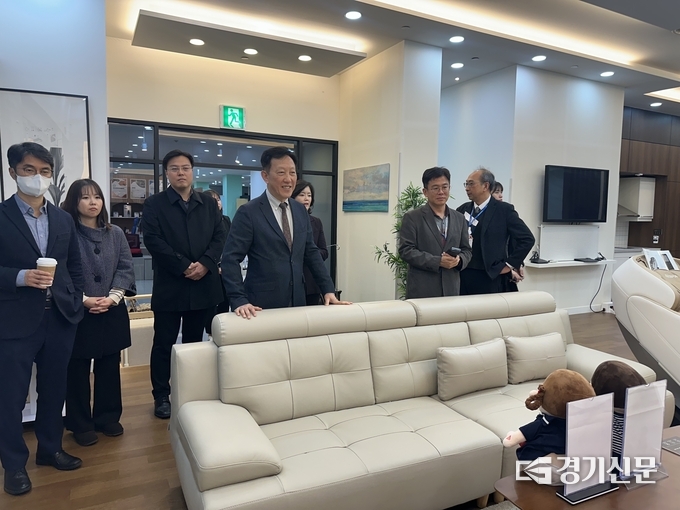 이인호 국민경제자문회회의 부의장 등이 시니어 관련 제품 등을 둘러보고 있다. (사진=성남시니어산업혁신센터 제공)
