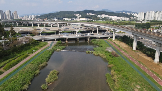용인시 하천에 자전거길이 조성돼있다. (사진=용인시 제공)<br>

