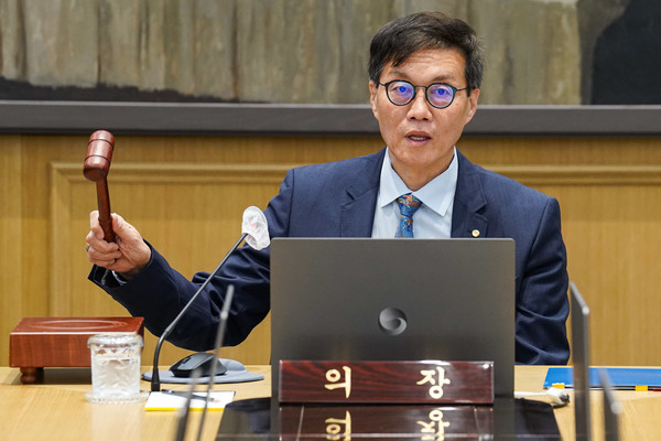 이창용 한국은행 총재가 지난달 19일 금융통화위원회 통화정책방향 결정회의에서 의사봉을 두드리고 있다. (사진=연합뉴스 제공)