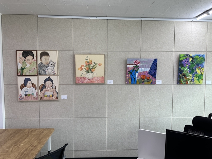 경기도가 다음 달 15일까지 수원시 팔달구에 있는 구 도청사에서 ‘경기인생캠퍼스’ 참여자들의 그림 작품을 전시한다. 사진은 작품들이 구 도청사 내부에 전시된 모습. (사진=경기도청 제공)