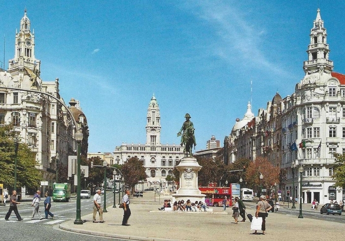 Avenida dos Aliados 거리(자료화면). 뒤쪽 정면이 City Hall.