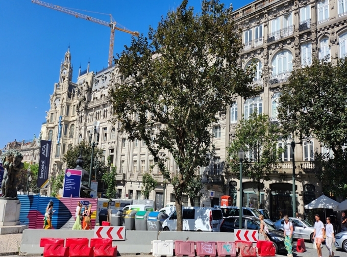 온통 공사 중인 Avenida dos Aliados 거리.