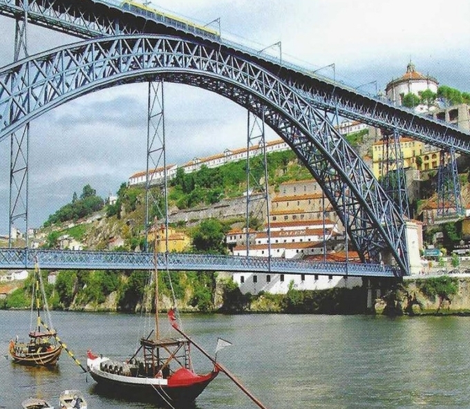 Porto에는 Douro강을 건너는 두 개의 유명한 다리가 있다. 그중 하나가 이 Ponte Dom Luis I로 불리는 2층 다리. 위에는 트램, 아래층에는 자동차가 다닌다.