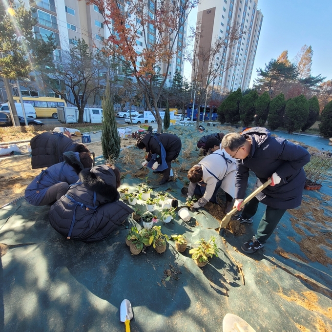 지난 25일 넷제로에너지협동조합 회원, 새빛수원손바닥정원단 등이 '탄소중립 에너지 정원'을 조성하는 모습이다. (사진=수원시 제공)