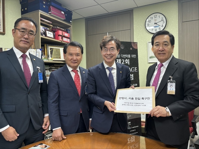 심재철 전 국회부의장이 지난 7일 국회에서 조경태 뉴시티 프로젝트 특위위원장에게 '안양시 서울 편입 촉구안'을 전달하고 있다.(오른쪽부터 심재철 전 부의장, 조경태 특위위원장, 음경택 안양시의회 부의장, 강익수 안양시의원).(사진=심재철 전 부의장 제공)