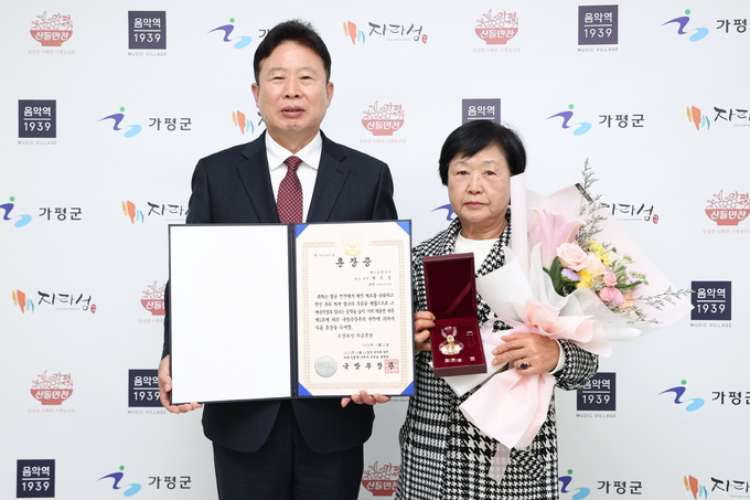가평군이 고(故) 백문철 일병의 유족에게 화랑무공훈장을 전수하고 있다. (사진=가평군 제공)