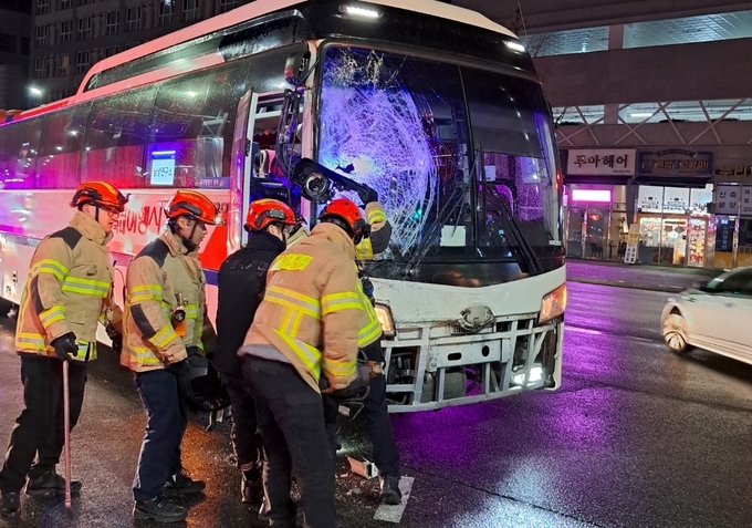 27일 오전 인천 부평구 부평동 산곡입구 삼거리에서 시내버스와 통근버스가 충돌해 소방당국이 출동했다. ( 사진 = 인천소방본부 제공 )