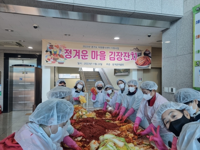 하성면 정겨운마을회 김장김치 후원으로 따뜻한 이웃사랑을 버무리고 있다. (사진=하성면 정겨운 마을회 제공)