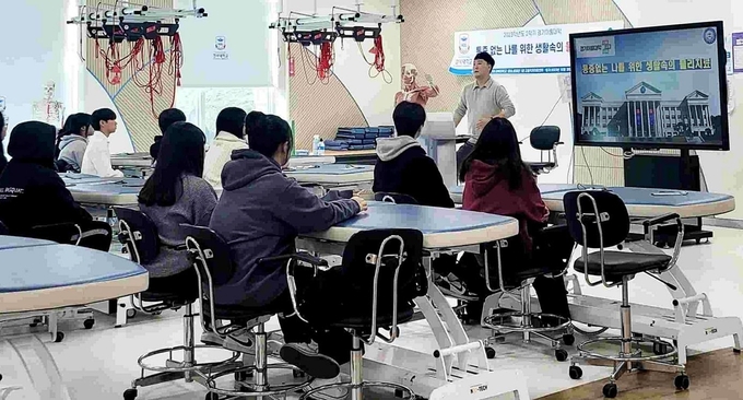 경기도교육청이 추진하는 경기이룸대학에 참여한 청소년들이 진로탐색 관련 강좌를 듣고 있다. (사진=경기도교육청 제공)