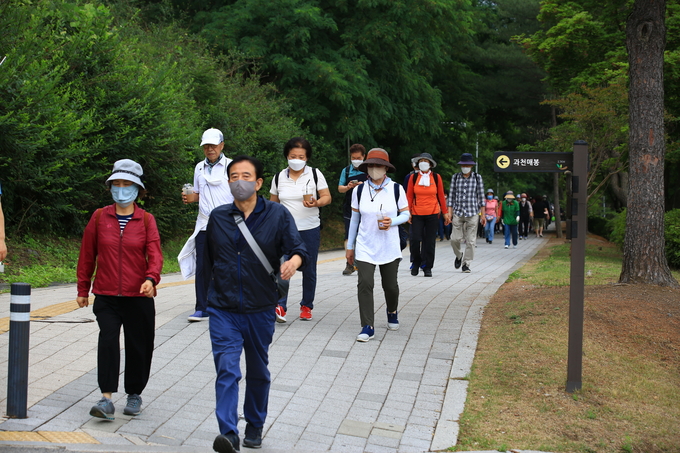 과천시민들이 공원을 걷고 있다. (사진=과천시 제공)