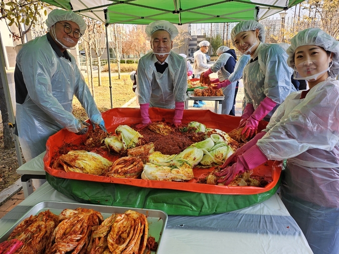 MG화성새마을금고는 최근 봉담2 LH3단지에서 지역내 돌봄이 필요한 가정에 전달할 김장나눔 행사를 가졌다. (사진=MG화성새마을금고 제공)