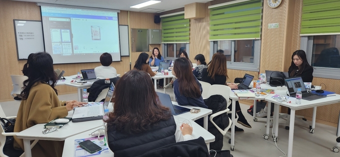 용인교육지원청이 특수교사들을 대상으로 디지털 교육 역량 강화 연수를 실시하고 있다. (사진=용인교육지원청 제공)
