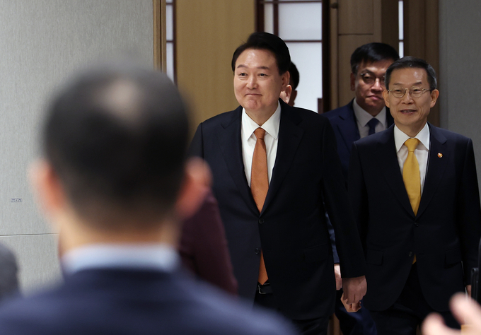 윤석열 대통령이 27일 서울 용산 대통령실 청사에서 열린 국가과학기술자문회의 민간위원 오찬 간담회에 입장하고 있다. (사진=연합뉴스)