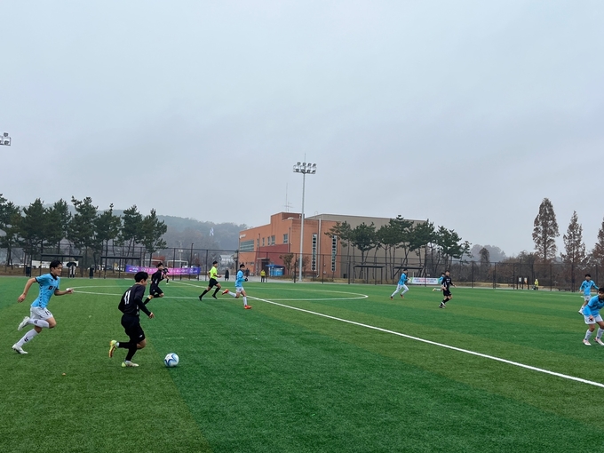 27일 화성시 비봉체육공원에서 열린 2023 경기도교육감기 중등 축구대회 사흘째 16강 진출 팀들이 8강 티켓을 따내기 위해 지열한 경기를 펼쳤다. (사진=경기도축구협회 제공)