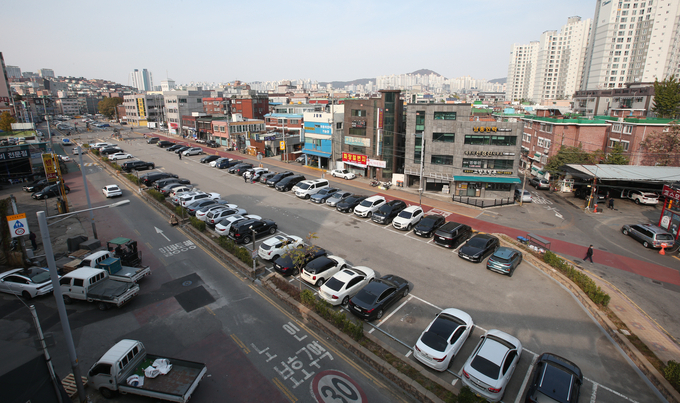 공영주차장으로 쓰이고 있는 만수천 상부 모습. ( 사진 = 남동구 제공 )