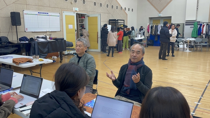 24일 연습공개에서 권호성 감독(왼쪽)과 강신일 배우가 기자들의 질문에 답하고 있다. (사진=수원시립공연단 제공)