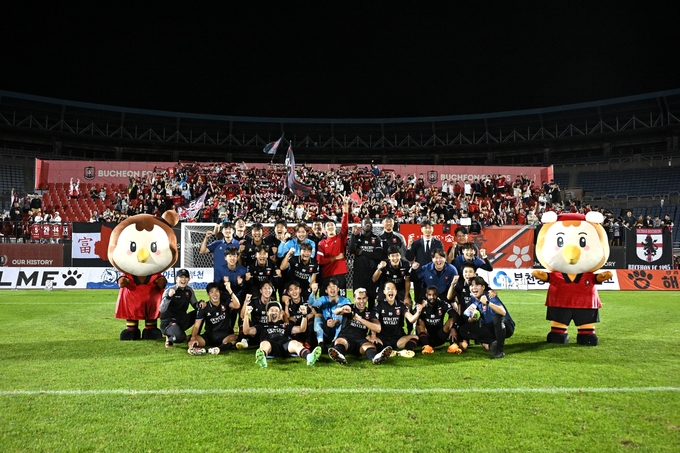 프로축구 K리그2 부천FC1995가 29일 경남 창원축구센터에서 열리는 하나원큐 K리그2 2023 준플레이오프에서 경남FC를 상대로 플레이오프 진출을 위한 맞대결을 펼친다. 사진은 부천FC 선수들 모습. (사진=부천FC1995 제공)