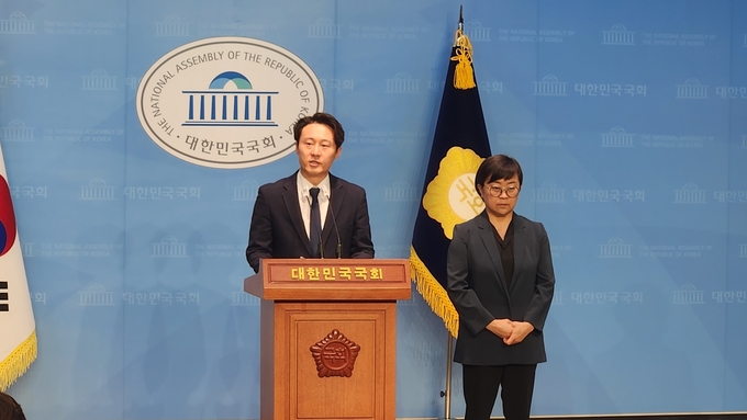 이탄희(민주·경기용인정) 국회의원이 28일 오전 국회 소통관에서 긴급 기자회견을 열고 위성정당 방지법의 당론 채택을 요구하며 내년 총선에서 지역구 포기를 선언했다. (사진=김한별 기자)