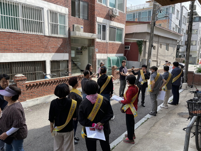 파장동 주민자치회가 골목에 미니소방서 설치를 위해 현장조사를 하고 있다.