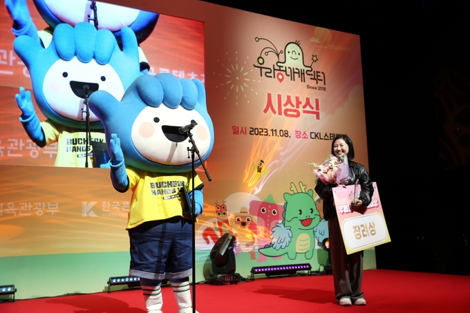 4. 부천시 캐릭터 부천핸썹이 제6회 우리동네 캐릭터 대상에서 2년 연속 장려상을 수상한 후 소감을 밝히고 있다. (사진=부천시청 제공)