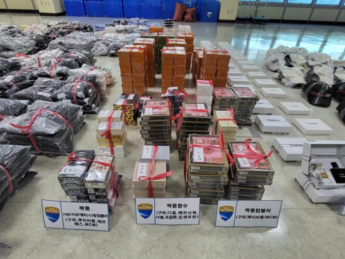 경기도 공정특별사법경찰단이 지난 9월 4일부터 이달 24일까지 상표법 위반 수사를 실시, 샤넬, 루이뷔통 등 해외 명품 상표권을 침해한 A씨 등 11명을 검거했다. 사진은 압수한 가짜 명품. (사진=경기도 제공)