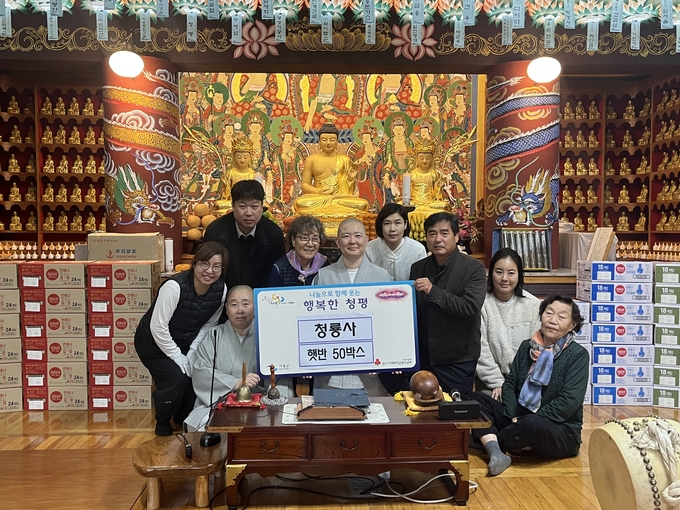 가평군 청평면 청룡사가 햇반 50박스를 청평면 행정복지센터에 기탁하고 있다. (사진=가평군 청평면 행정복지센터 제공)