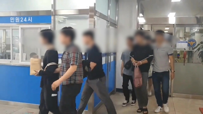 대포 유심을 팔아넘긴 일당이 검찰에 넘겨지는 모습. (사진=경기남부경찰청 제공)