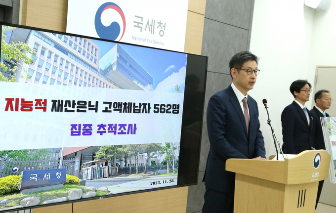 김동일 국세청 징세법무국장(왼쪽)이 28일 지능적 재산은닉 고액체납자 집중 추적조사 브리핑을 하고 있다. (사진=국세청 제공)