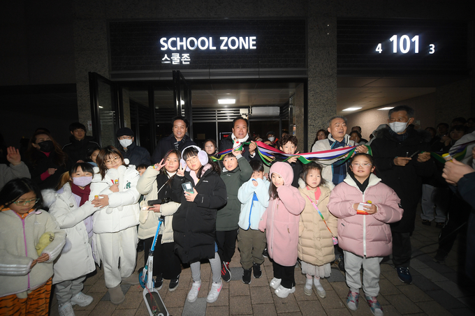 오산시 오산대역호반써밋 아파트에서 아파트 입주자대표회의 주최로 야간경관조명 점등식을 개최하고 있다. (사진=오산시 제공)