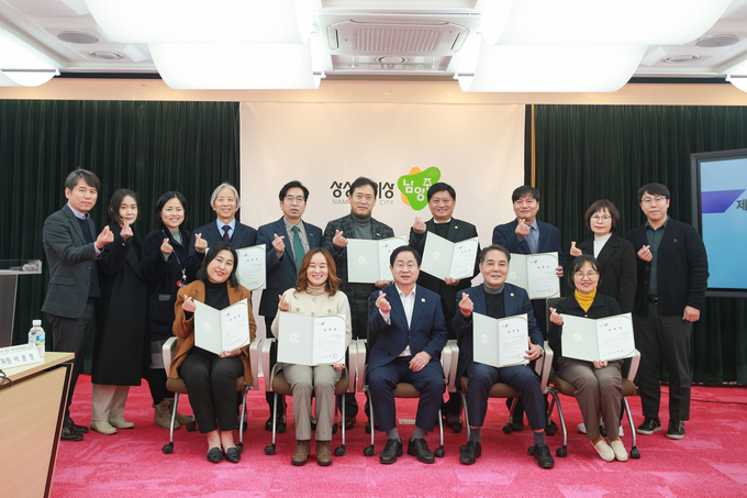 주광덕 남양주시장이 사회복지종사자 등의 처우개선을 위한 위촉직 위원들과 회의를 마치고 기념촬영을 하고 있다. (사진=남양주시 제공)