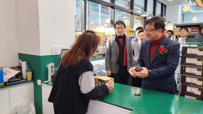 첫 개시 손님이 된 김현수 수원특례시 부시장. (사진=오다경 기자)