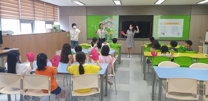 오산 문시초가 학교도서관 학부모 자원봉사단을 운영하고 있다.(사진=세 엄마들과 함께 유쾌한 책읽기와 즐거운 책놀이 활동을 하고 있다. (사진=문시초 제공)