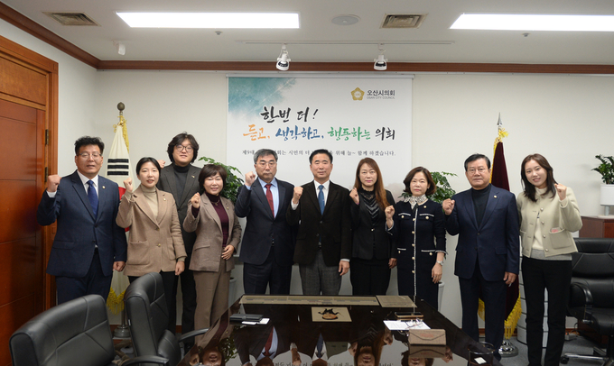 오산시의회 제2차정례회에서 ‘나사오사’단체를 명예의장으로 위촉했다.(사진=‘나사오사’단체회원과 성길용의장을 포함 시의원들과 함께 기념 사진을 찍고 있다. (사진=오산시의회 제공)