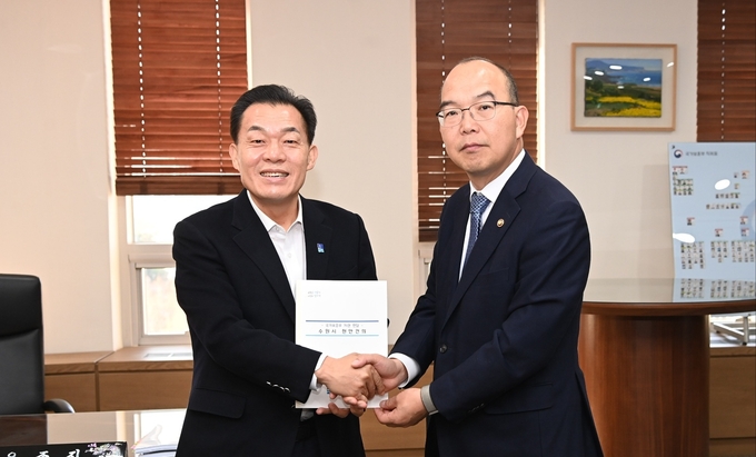이재준 시장이 윤종진 국가보훈부 차관에게 건의문을 전달하고 있다. (사진=수원시 제공)
