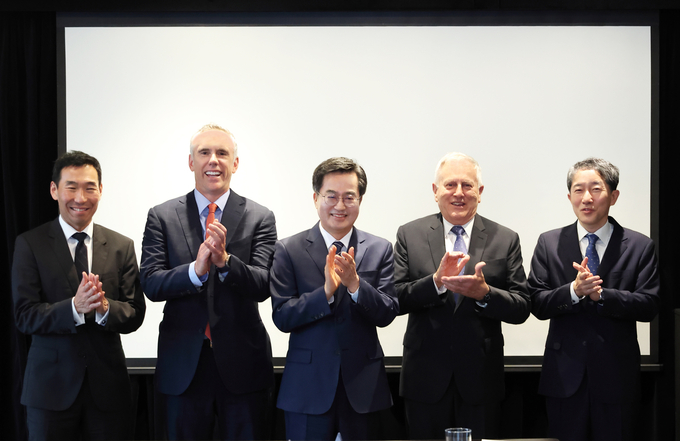 28일 호주 시드니의 한 호텔에서 김동연 경기도지사와 한국-호주 교류 핵심인사들이 기념촬영을 하고 있다. (왼쪽부터)제임스 최(James Choi) AKBC 금융분과위원 선임고문, 데이브 녹스(Dave Noakes) AKBC금융분과 위원 경영컨설팅대표, 김동연 경기도지사, 빌 패터슨(Bill Paterson) AKBC국방분과위원장. (사진=경기도 제공)