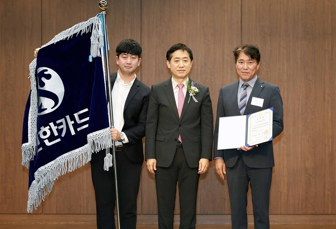 최진백 신한카드 상무(오른쪽)가 김주현 금융위원장(가운데)으로부터 표창을 수여받은 후, 기념촬영을 하고 있다. (사진=신한카드 제공)
