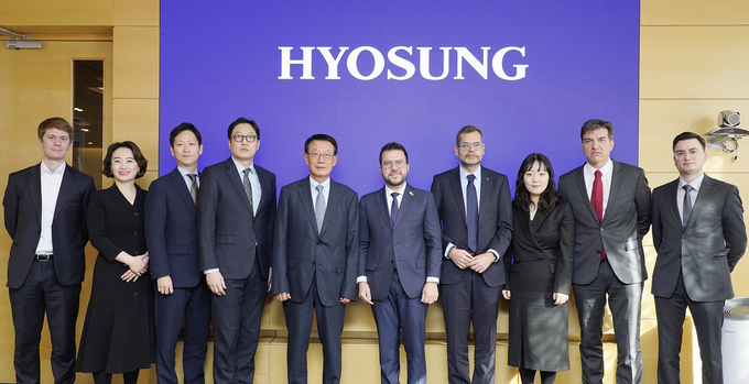 효성티앤에스와 페레 아라고네스 스페인 카탈루냐 주지사가 수서 사옥에서 회동 이후 기념사진을 찍고 있다. 사진 왼쪽에서 다섯번째부터 손현식 효성티앤에스 대표, 아라고네스 주지사. (사진=효성티앤에스 제공)