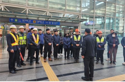 안양역 합동 소방훈련 후 훈련에 대한 강평이 진행 중이다. (사진=코레일 안양관리역 제공)