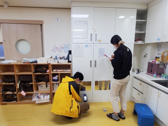 경기도보건환경연구원은 지난 4월부터 이달까지 경기남부지역 어린이집 40개소 바닥재·마감재 648건을 대상으로 중금속 납 안전성 검사를 시행했다. 사진은 검사 시행 중인 모습. (사진=경기도 제공)