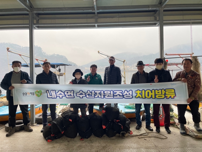남양주 농업기술센터 관계자 및 어업인들이 치어방류 행사를 마치고 기념촬영을 하고 있다. (사진=남양주시)