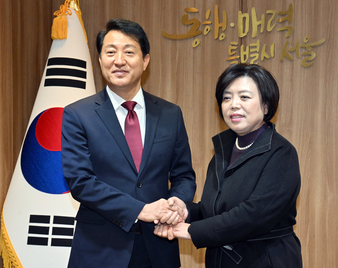 29일 서울시청 시장 집무실에서 오세훈 서울시장과 신계용 과천시장이 만나 면담에 앞서 손을 잡고 사진 촬영을 하고 있다. (사진=연합뉴스)