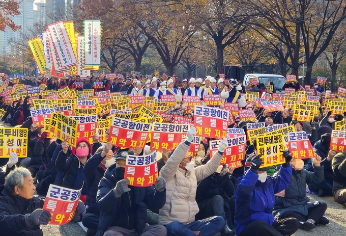 화성시민들이 29일 국회 앞에서 '수원군공항 이전 및 경기남부 통합국제공항 특별법' 폐기를 주장하는 궐기대회를 갖고 있다. (사진=수원전투비행장 화성이전 반대 범시민대책위 제공)