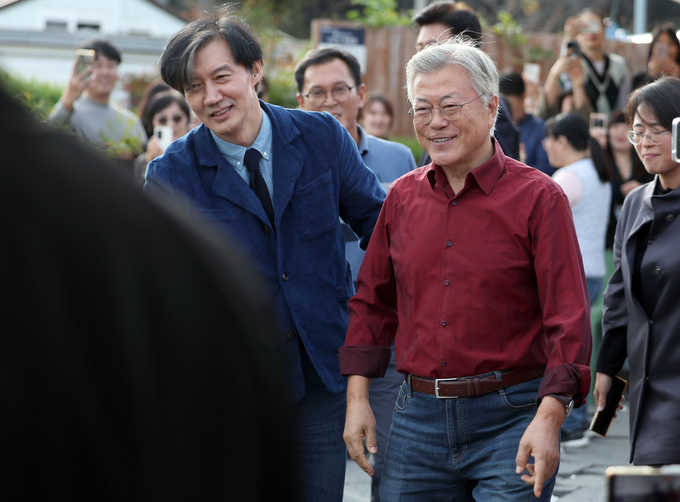 문재인 전 대통령과 조국 전 법무부 장관이 지난 9일 경남 양산시 하북면 평산마을 평산책방에서 만났다. (사진=연합뉴스)