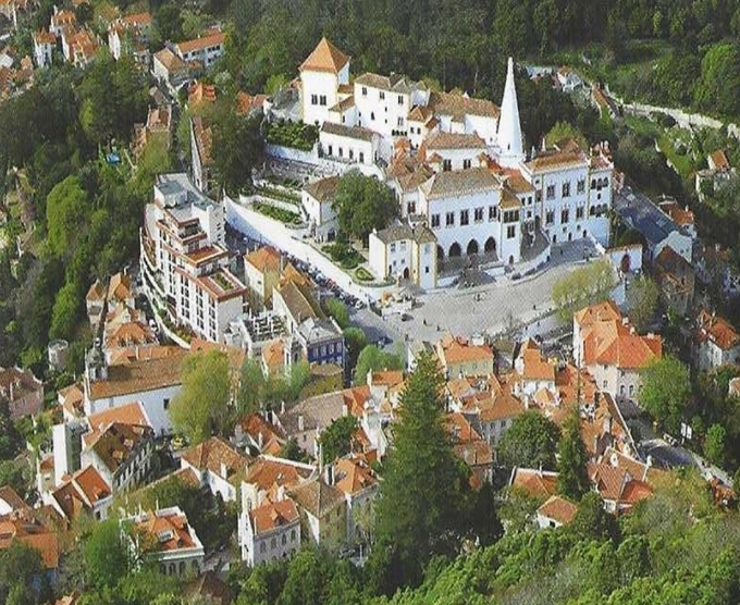 Sintra 왕궁(Placio de Nacional de Sintra). 당초 Moor인들이 지은 성을 포르투갈 왕가가 12세기부터 점령 사용했다고 한다.