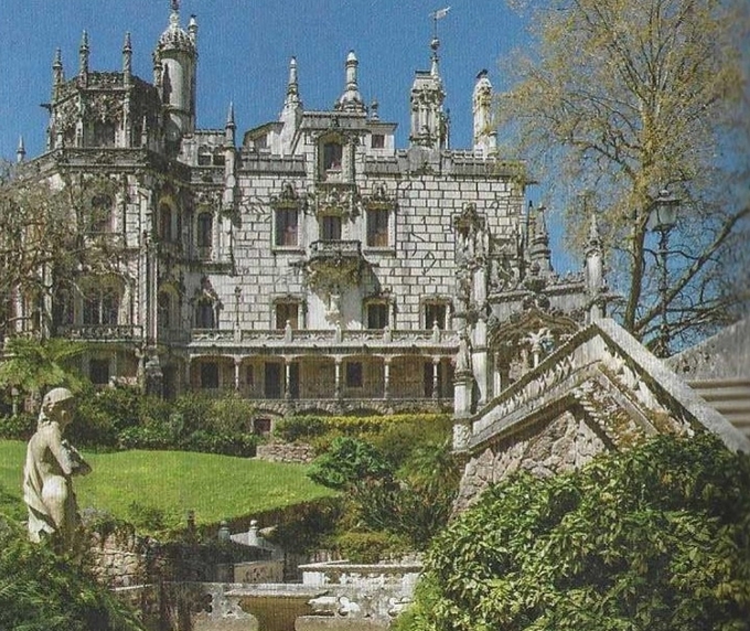 헤갈레이라 별장(Quinta da Regaleira). 20세기 초에 지어진 왕족의 별장, 현재 Sintra시 소유. 1995년 UNESCO 문화유산으로 지정되었다.