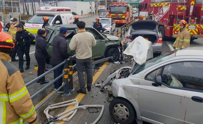  29일 김포 천등고개 사거리에서 3중 추돌 사고가 발생한 모습. (사진=김포소방서 제공)