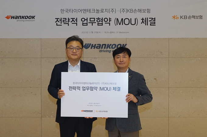 박영식 KB손해보험 다이렉트본부장 전무(오른쪽)가 협약식을 마친 뒤 박종호 한국타이어앤테크놀로지 본부장과 기념촬영을 하고 있다. (사진=KB손해보험 제공)