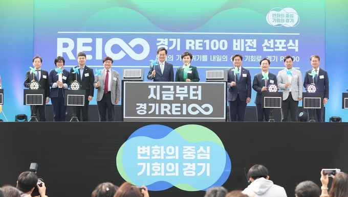 지난 4월 24일 시흥시 ㈜마팔하이테코에서 열린 ‘경기RE100 비전 선포식’에서 김동연 경기도지사 등이 기념촬영을 하고 있다. (사진=경기도 제공)
